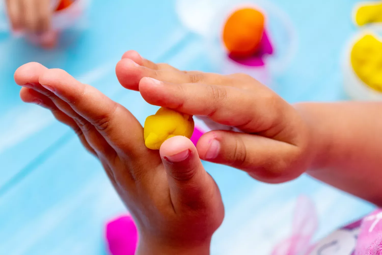 5 exercices simples pour améliorer la tenue du crayon à la maison