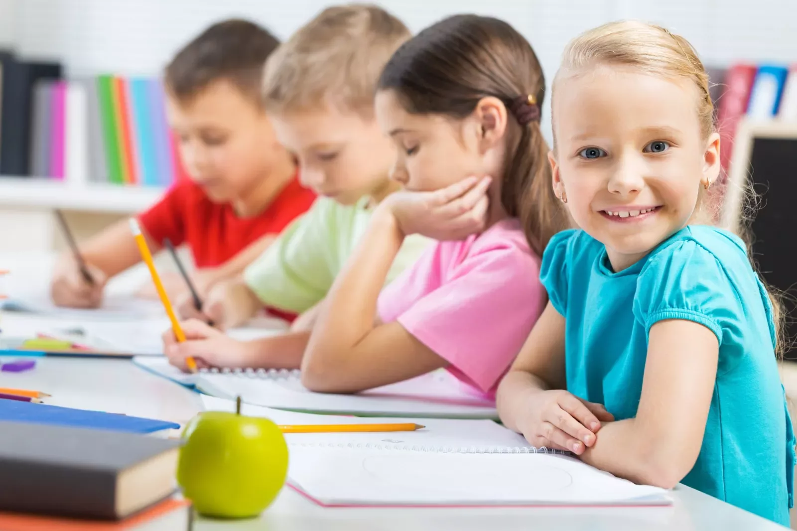 Comment aider un enfant qui écrit trop lentement à l’école ?