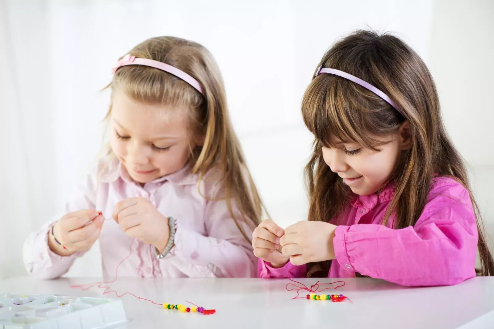 Astuces pour renforcer la motricité fine au quotidien : jeux et activités faciles