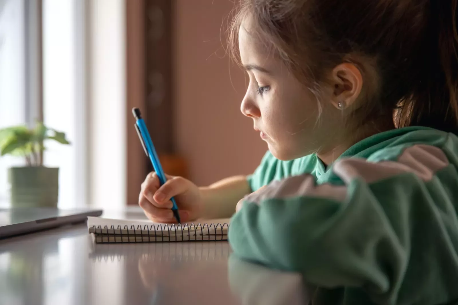 Comment distinguer une écriture lente d’un trouble de l’écriture ?